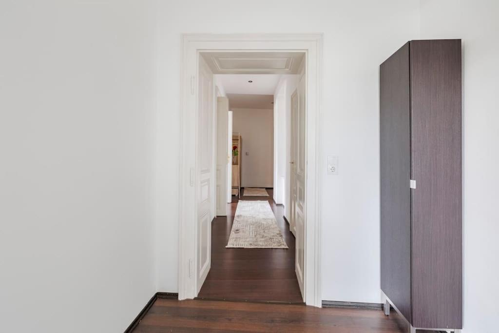 Charming Spacious Apartment Вена Экстерьер фото