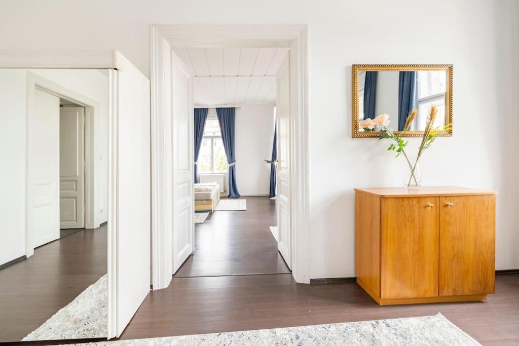 Charming Spacious Apartment Вена Экстерьер фото
